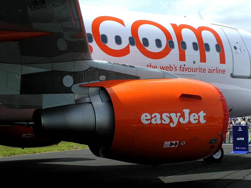 Free EasyJet Commercial Airline Aircraft - Photographic Wallpaper for your Computer Desktopr just like the ones you can drive with Microsoft flight simulator