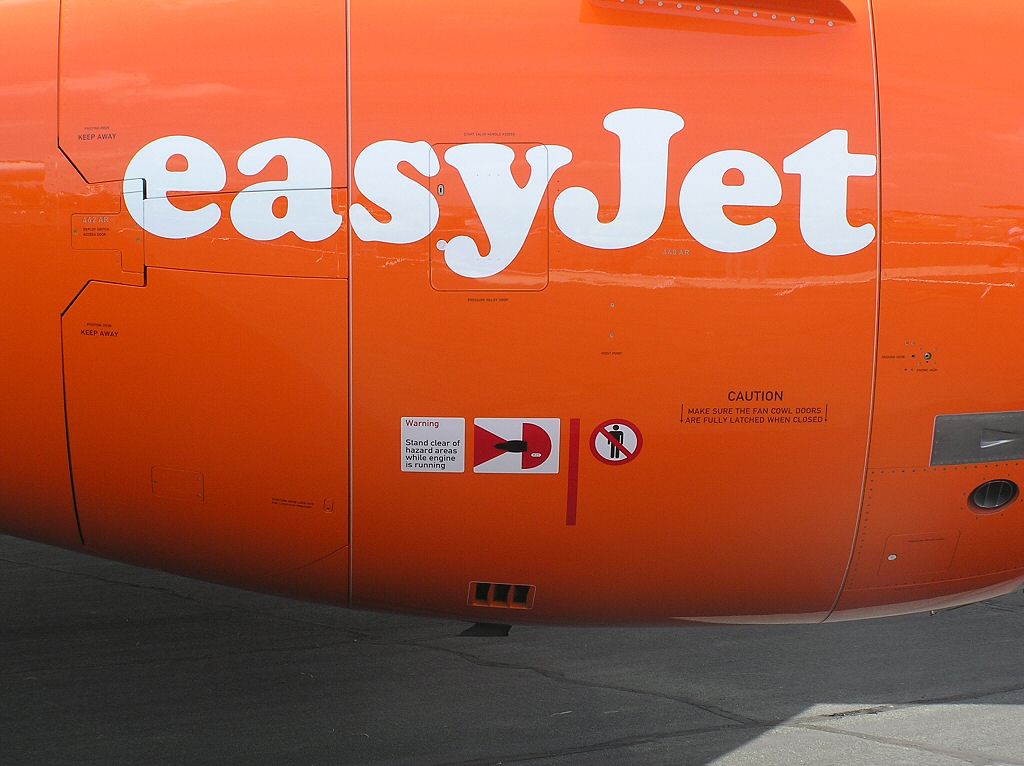 Free EasyJet Commercial Airline Aircraft - Photographic Wallpaper for your Computer Desktopr just like the ones you can drive with Microsoft flight simulator