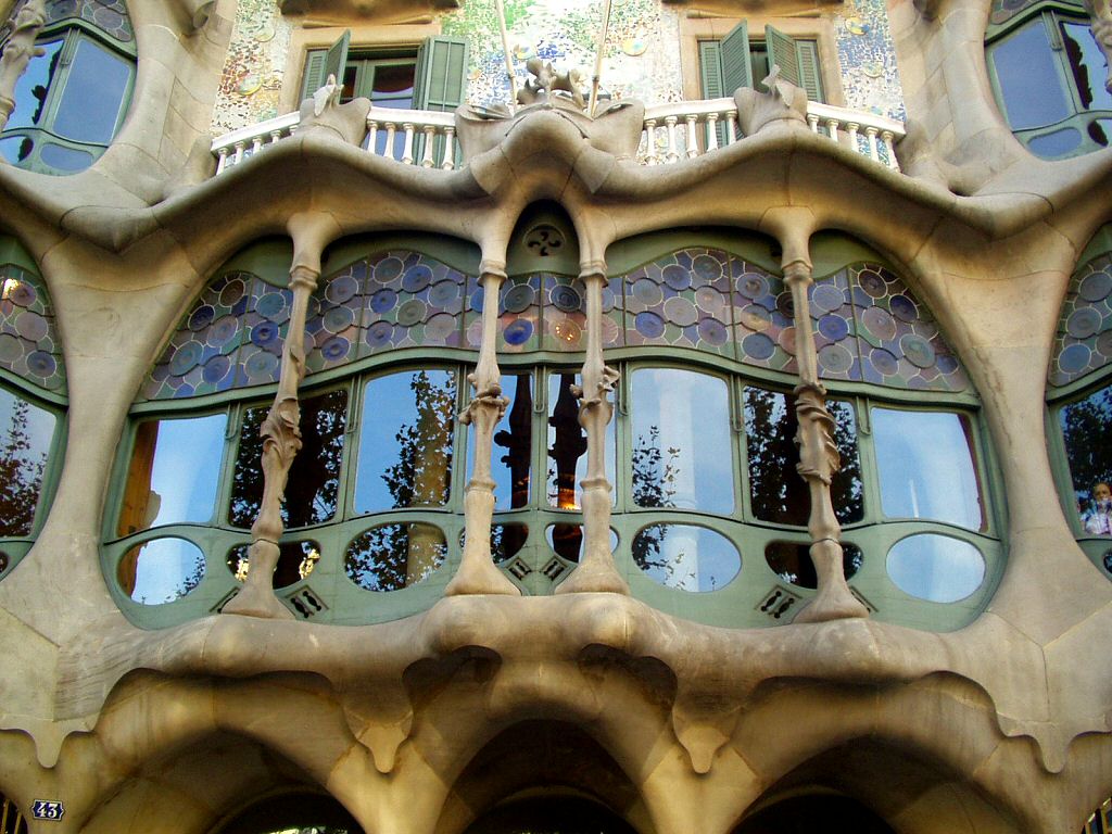 Gaudis Casa Batll La Pedrera
Barcelona and Gaudi Ideal Spanish
      vacational city break, cheap flights to spain, cheap accomodation, hotels and villas